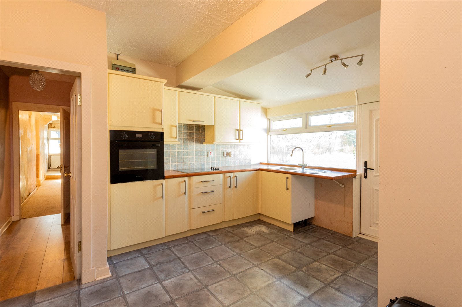 Cottage - Kitchen